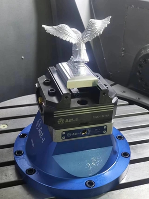 Auto da largura 130mm que centra dispositivos elétricos do torno e que aperta sistemas para o CNC do montante de 5 linhas centrais