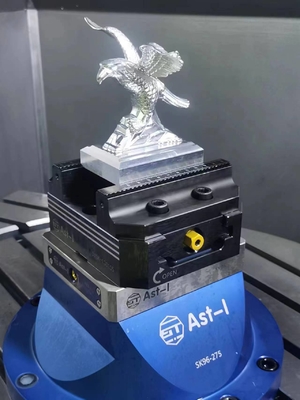 Auto da largura 130mm que centra dispositivos elétricos do torno e que aperta sistemas para o CNC do montante de 5 linhas centrais