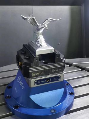 Auto da largura 130mm que centra dispositivos elétricos do torno e que aperta sistemas para o CNC do montante de 5 linhas centrais